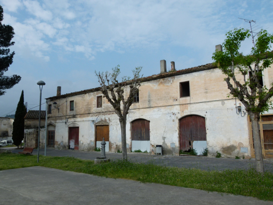 Conjunt de nou cases entre mitgeres a Monistrol 