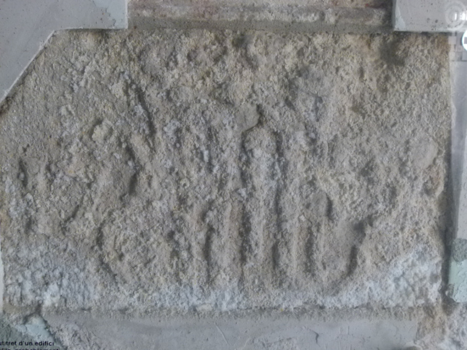 Dovella principal del portal de l'antiga caserna de la vila