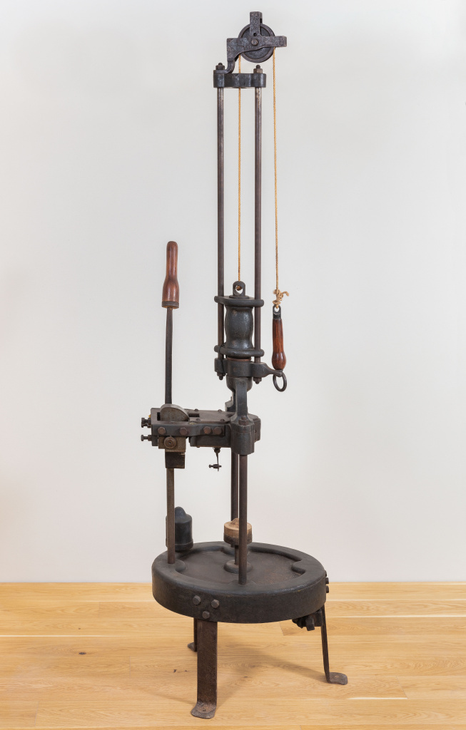 Màquina de posar taps de suro. Font: Vinseum