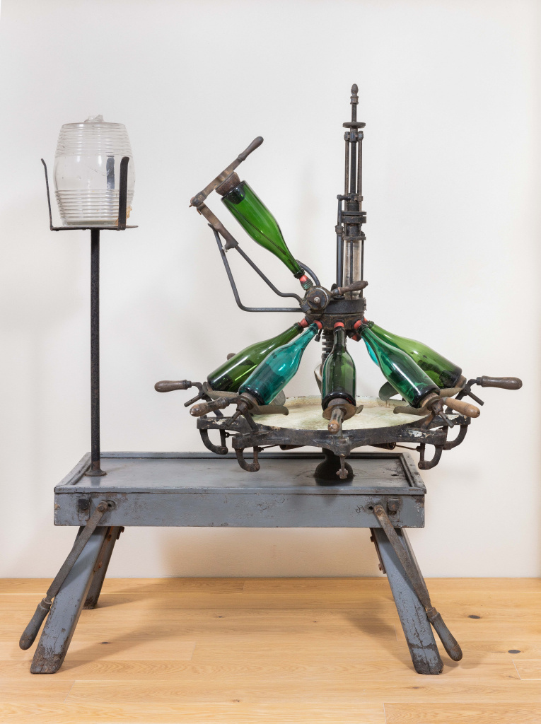 Màquina de dosificar licor d'expedició. Font: Vinseum