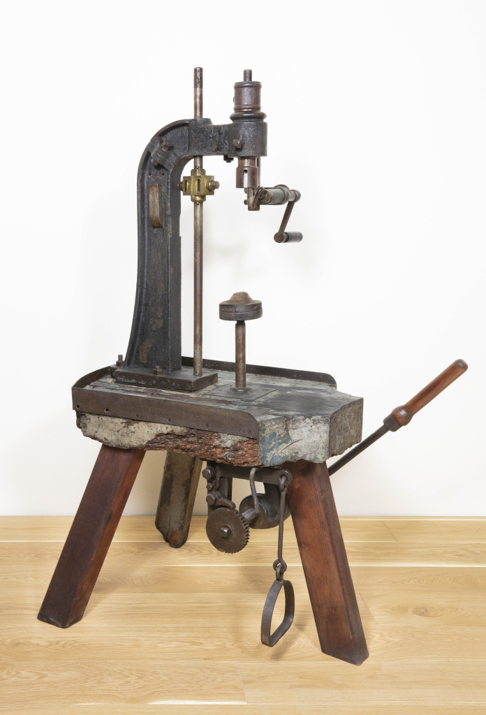 Màquina de lligar morrions de cava. Font: Vinseum