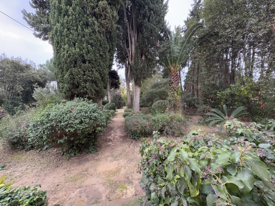 Vista de la zona davant la casa.