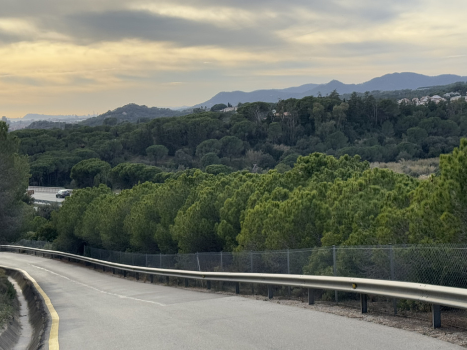 Vista general amb el tall de la carretera. 