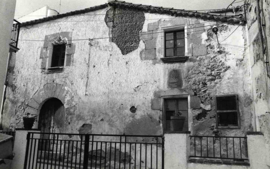 Autora: Montse Viader Crous, 1985. Inventari del Patrimoni Arquitectònic de la Generalitat de Catalunya.