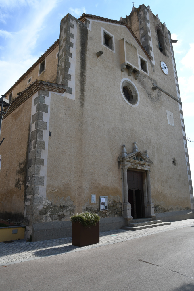 Vista de la façana principal de l'església. 