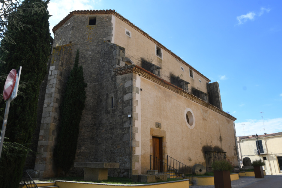 Vista general des de les façanes oriental i septentrional de l'església. 