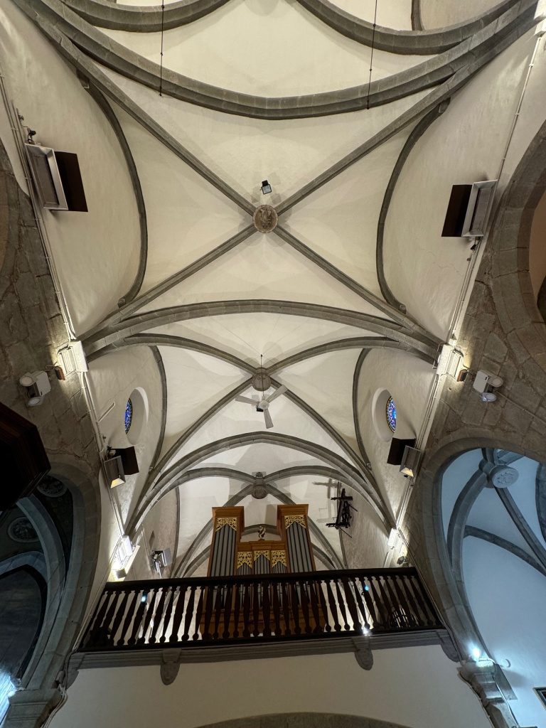 Interior de l'església. Detall de les voltes de creueria, l'orgue i el carilló. 
