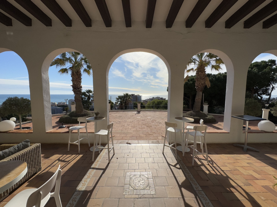 Vista a l'horitzó des de la porxada de la casa. 