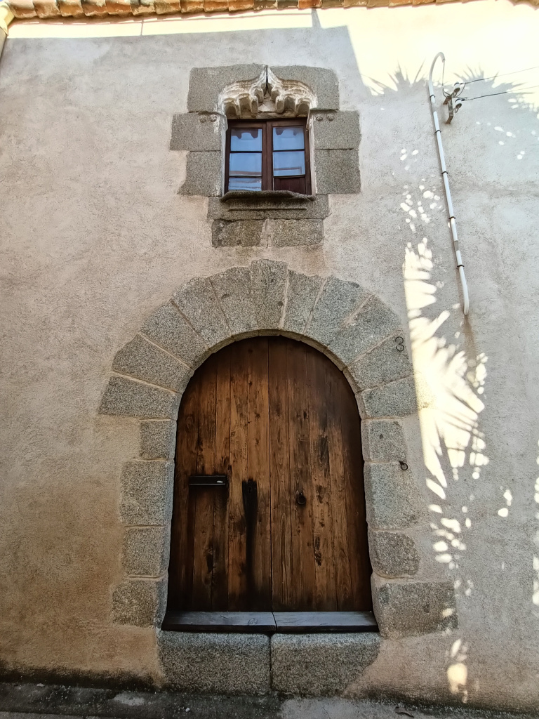 Detall de la portalda amb el marxapeus en alçada i el finestral. 