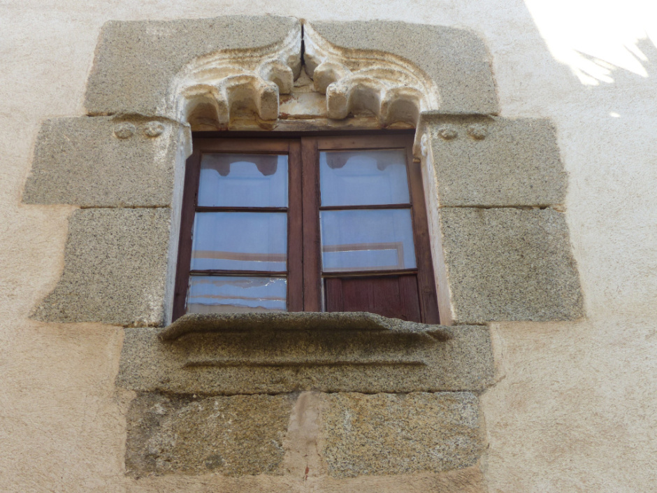 Detall del finestral d'estil conopial. 