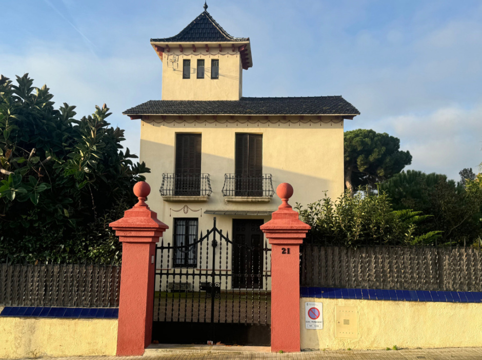 Vista general amb els pilars del barri d'accés pintats. 