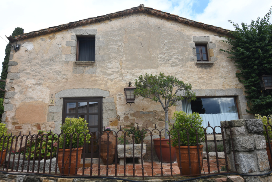 Detall de la façana principal amb el rellotge de sol gairebé esborrat. 