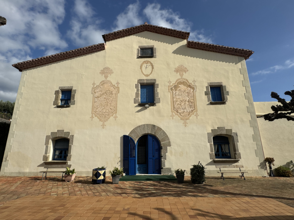 Vista de la façana principal amb els esgrafiats. 