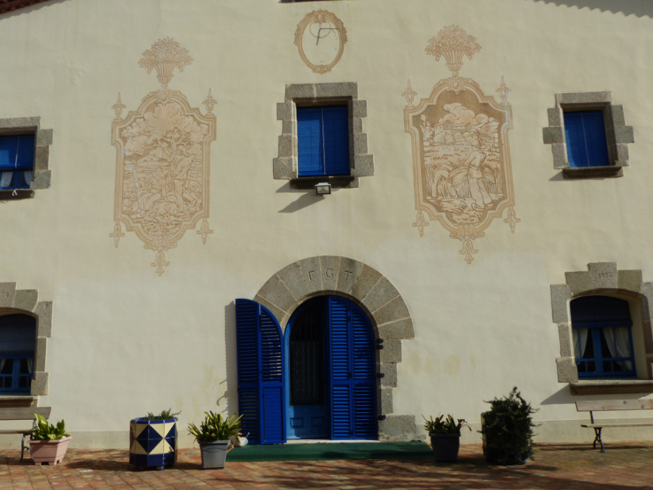 Detall façana principal amb els esgrafiats i el rellotge de sol. 