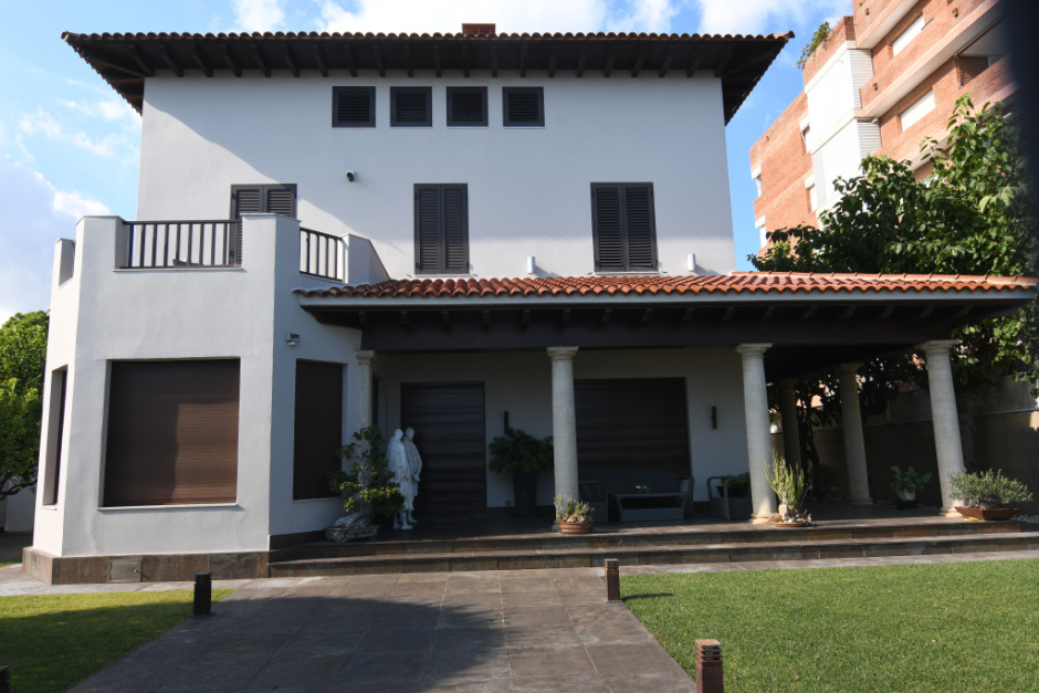 Detall de la façana i porxada. 