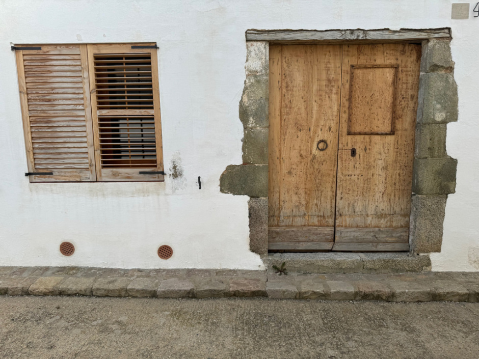 Detall del portal amb la finestra modificada. 