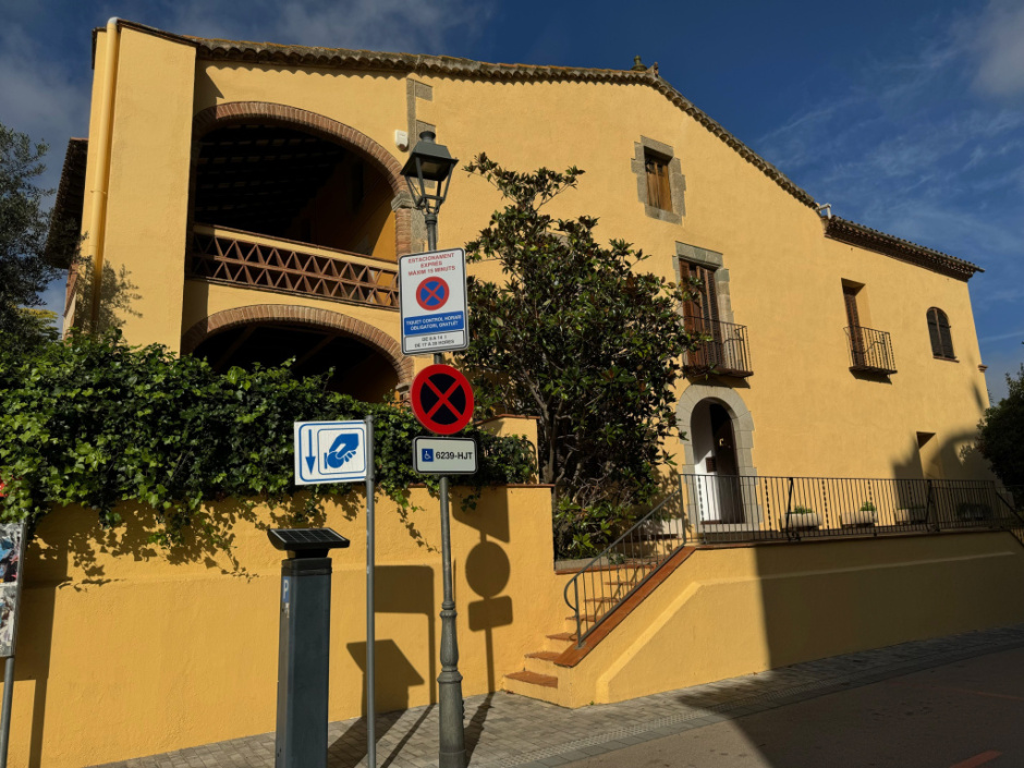 Vista general de la façana amb les escales d'accés. 