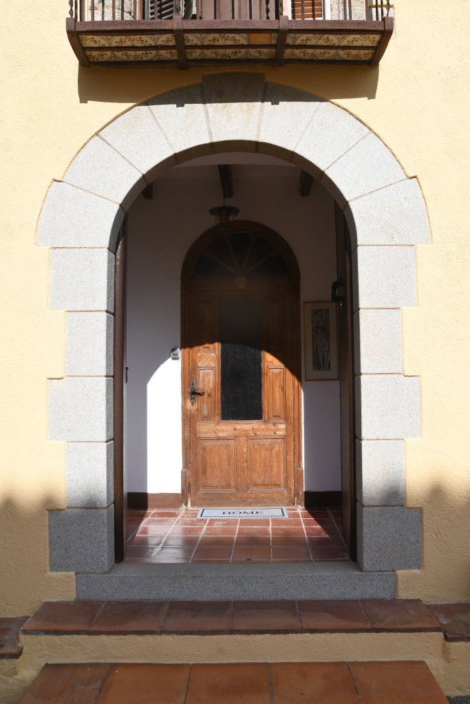 Portalada amb marxapeus i cancell obert. 