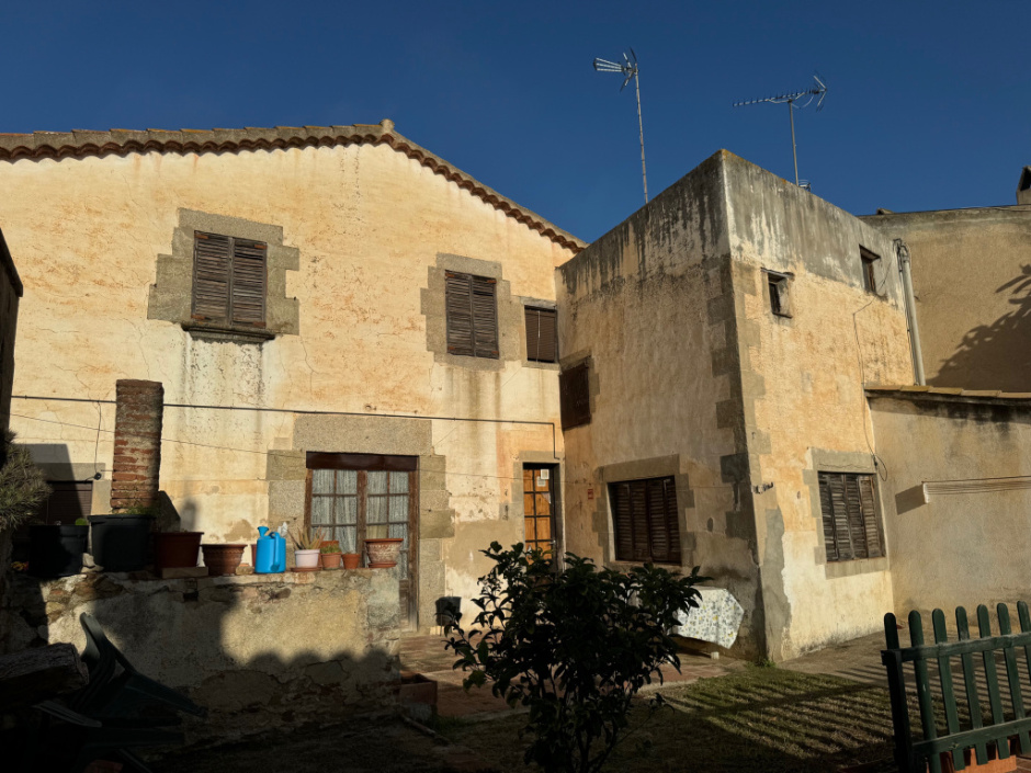 Vista general de la façana i finestres. 