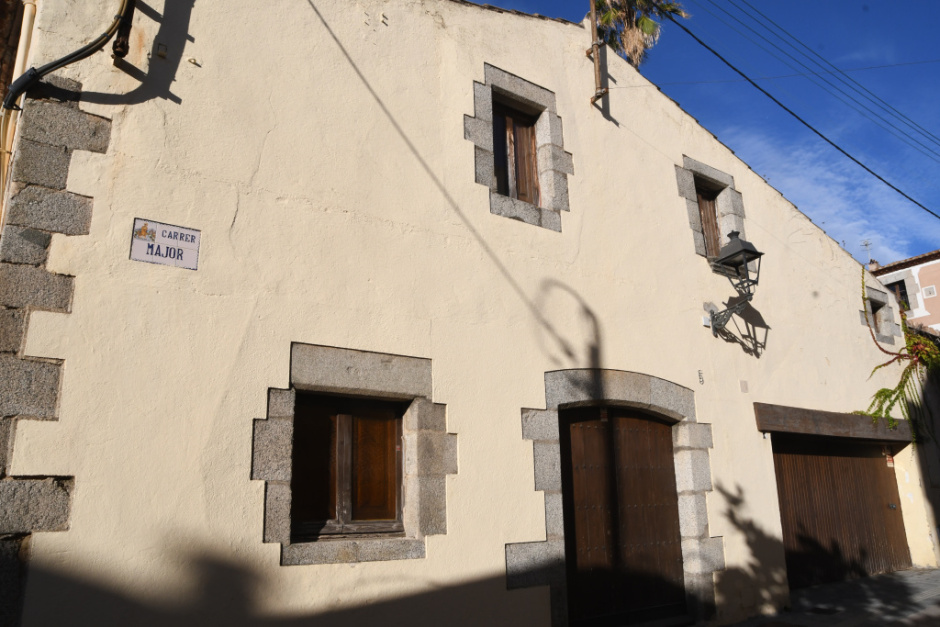 Façana principal des d'una altra perspectiva. 