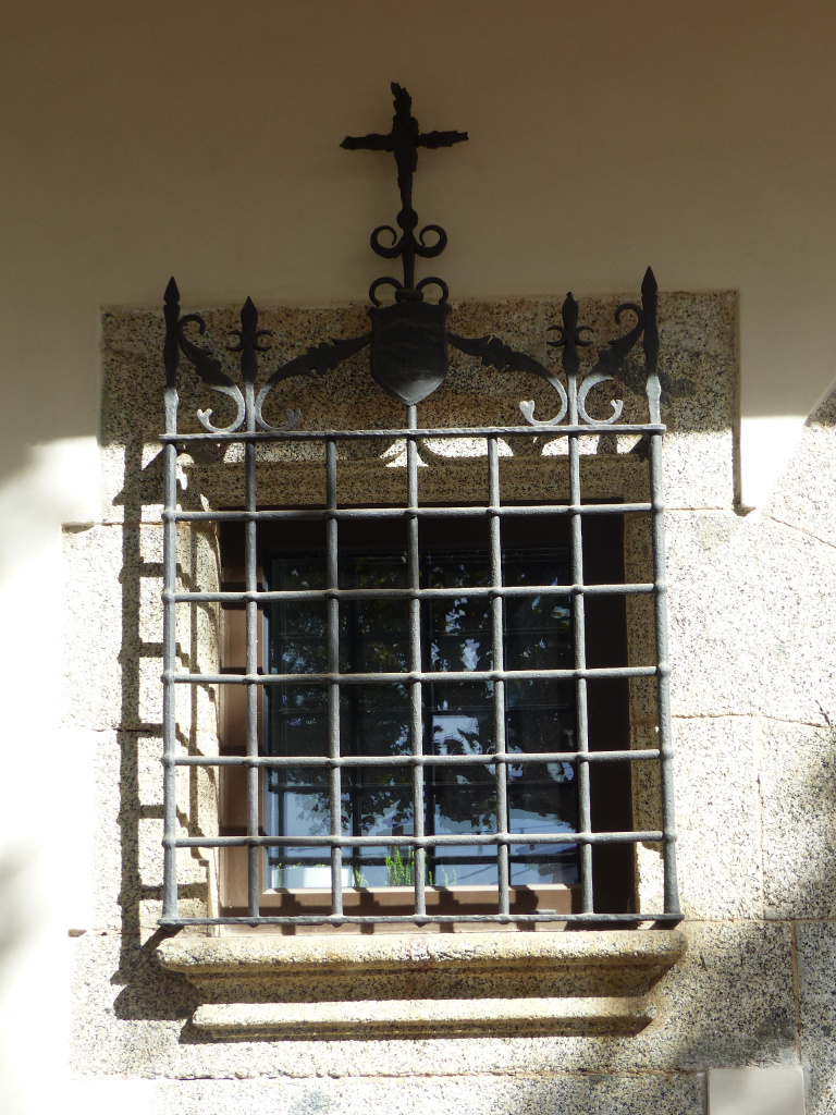 Detall d'una de les finestres reixades.