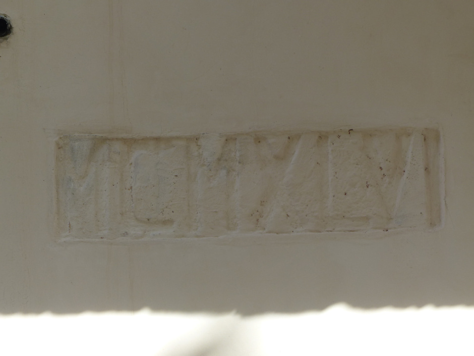 Detall d'una inscripció a la façana principal. 