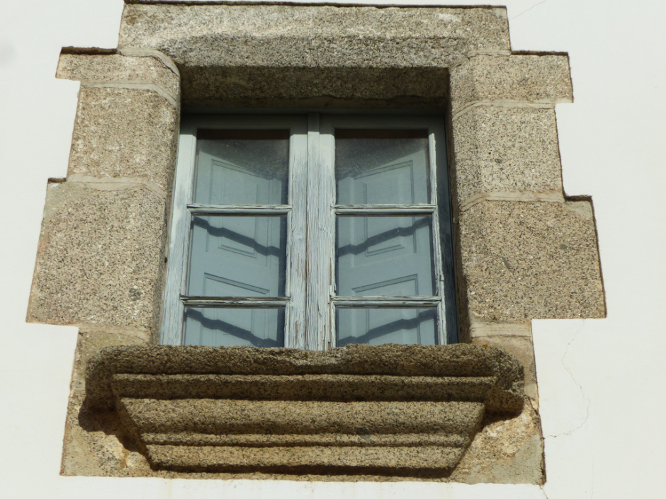 Detall de l'emmarcament de pedra amb l'ampit motllurat. 