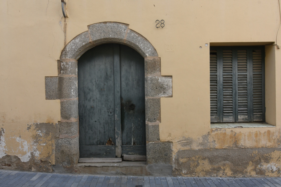 Detall de la portalada amb el marxapeus. 