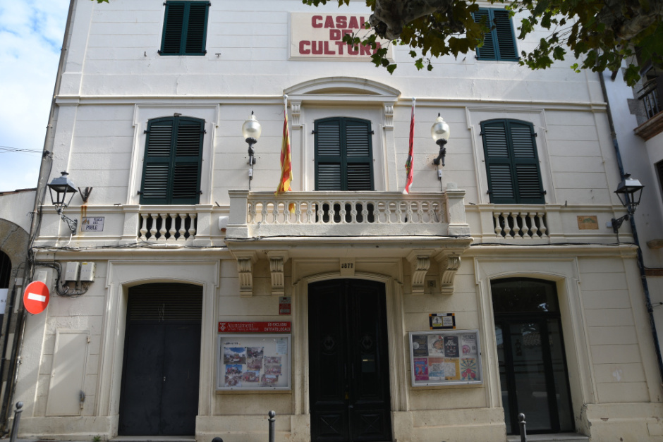 Vista de detall de la balconada i altres elements arquitectònics. 
