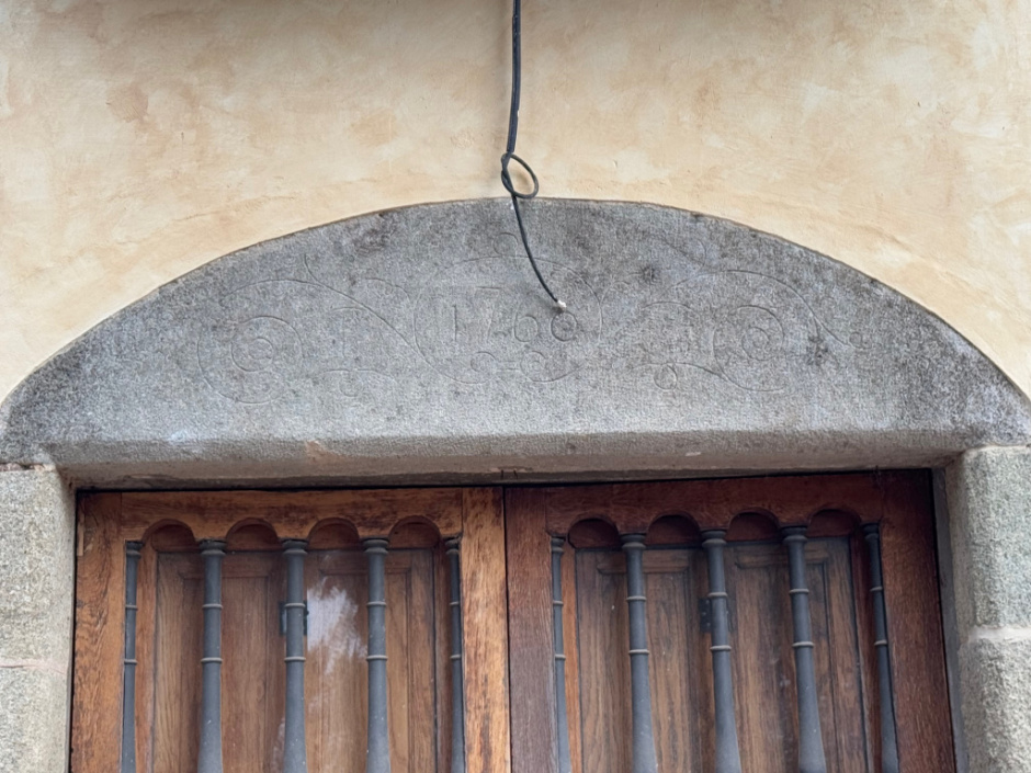 Detall de la llinda del portal d'entrada. 