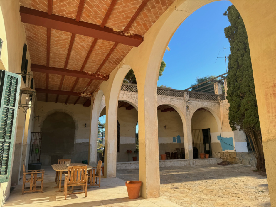 Detall de la porxada des d'un altre punt de vista.