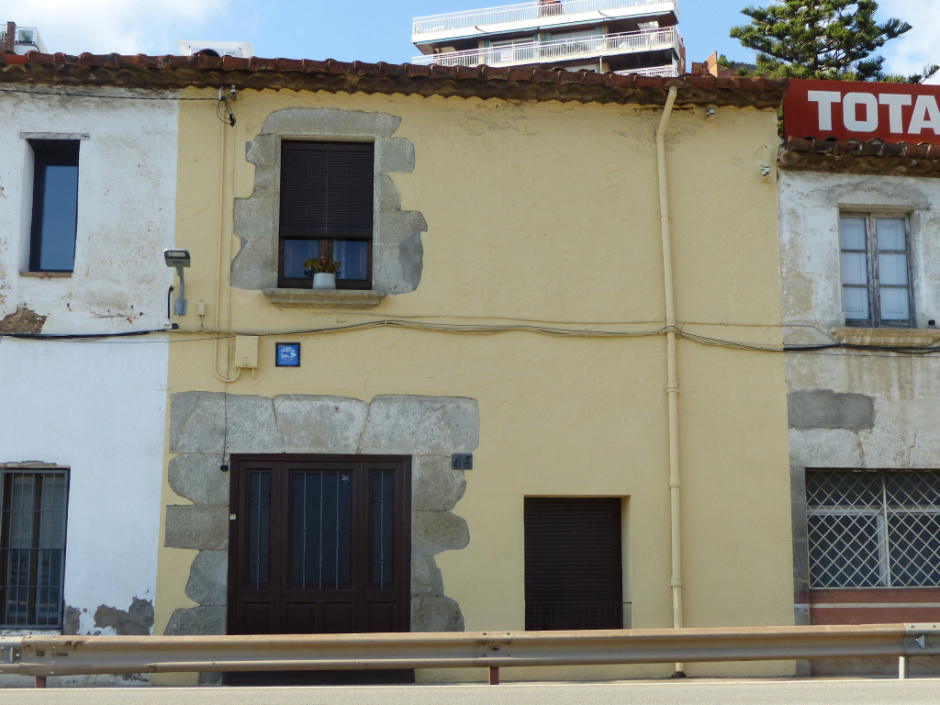 Detall de la façana principal amb les obertures de pedra.