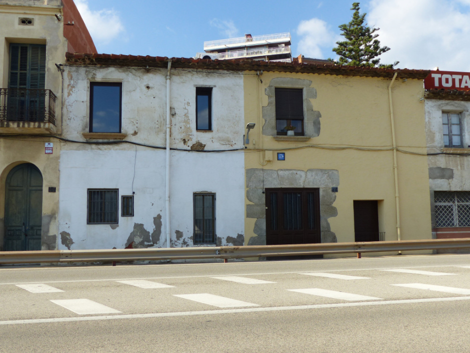 Vista de les dues cases, la de l'esquerra amb moltes modificacions. 