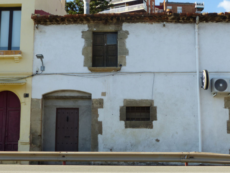 Detalls dels emmarcaments de pedra de granit. 