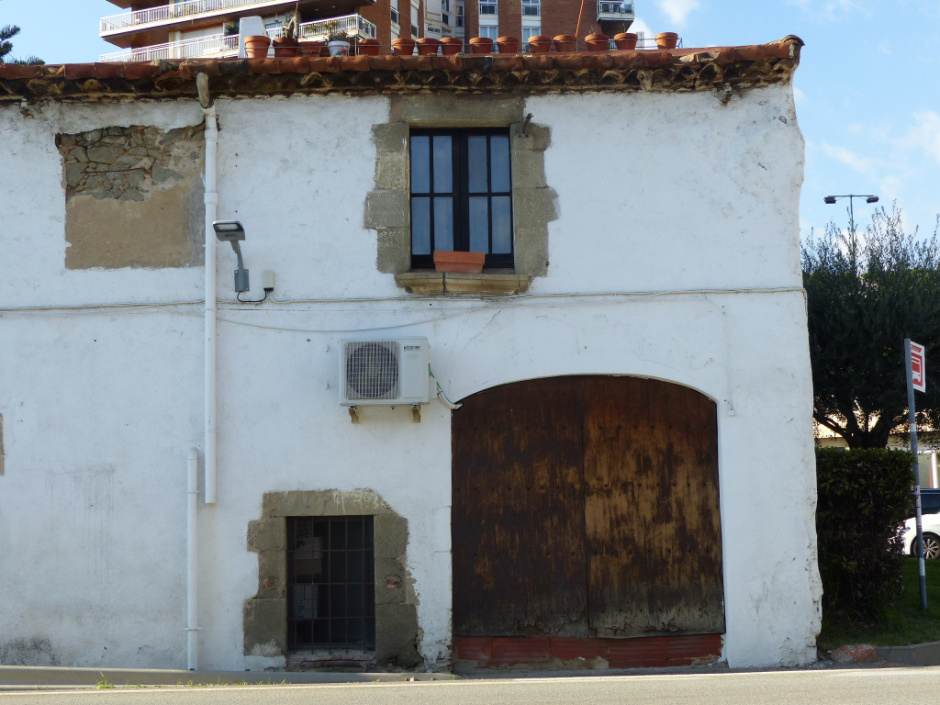 Detalls dels emmarcaments de pedra granítica i portal de fusta. 