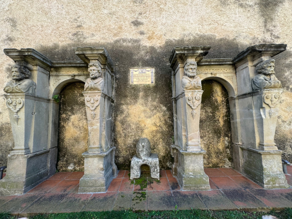 Vista frontal del basament. 