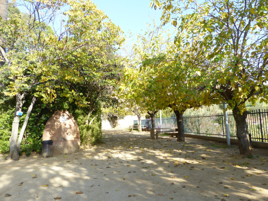 Detall d'un dels racons del Parc dels Germans Gabrielistes o Jardins de can Valls. 