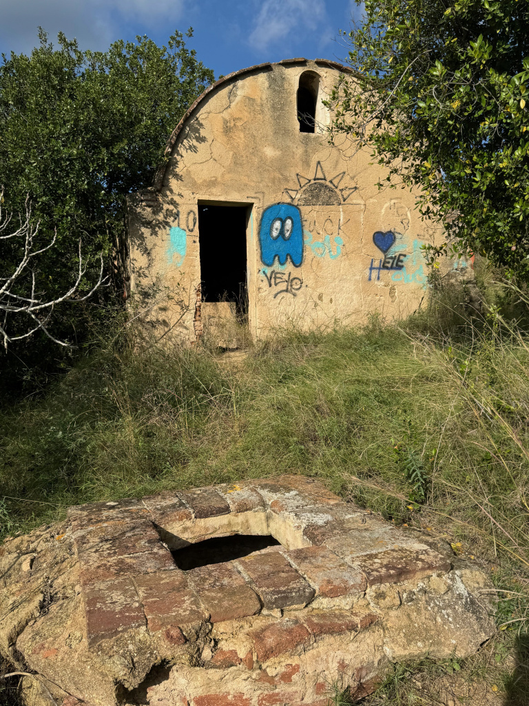 Façana de llevant i dipòsit d'aigua. 