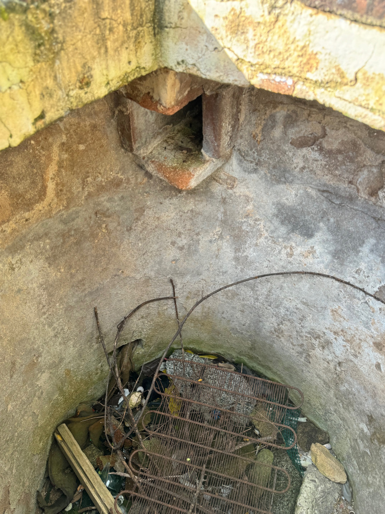 Detall de la conducció d'aigües provinent de la coberta de la barraca que permetia omplir el dipòsit o cisterna, de petites dimensions. 