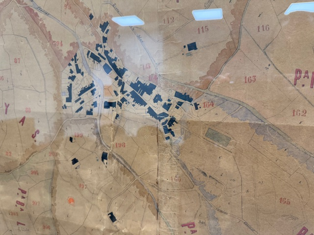 Plànol cadastral que es pot veure a l'Ajuntament de Sant Vicenç de Montalt. Detall del nucli antic. 
