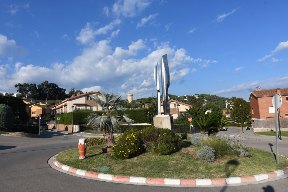 Ubicació al bell mig de la rotonda de can Boada. 