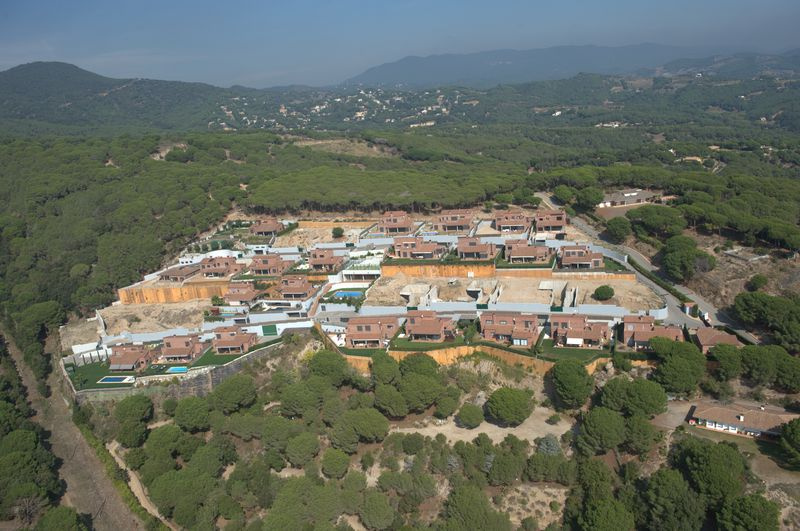 Arxiu Nacional de Catalunya: Vistes aèries panoràmiques d'una urbanització al terme municipal de Sant Vicenç de Montalt. Encàrrec de Materiales y Construcciones, S. A. Trabajos Aéreos y Fotogramétricos (MYCSA) [ANC1-564-N-11036]. 16 d’agost de 1977. 