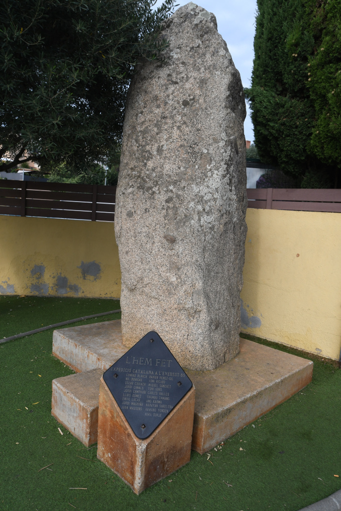 Monolit amb la placa commemorativa a Toni Sors. 