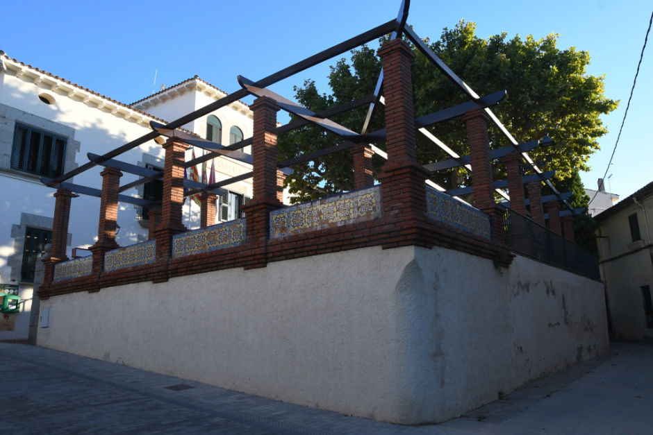 Porxada sobreelevada des del carrer. 