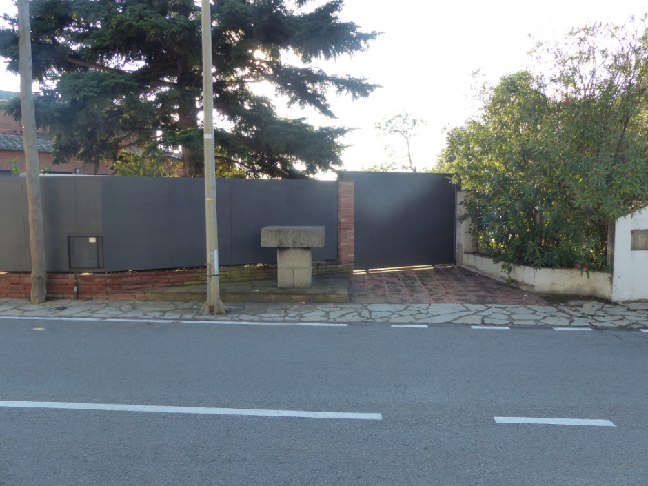 Vista general del pedró a tocar de la carretera. 