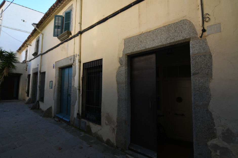 Vista general d'un grup de cases del carrer de l'Església. 