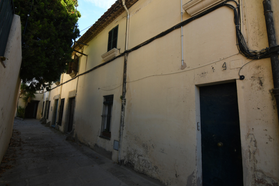 Vista general d'un grup de cases del carrer de l'Església. 