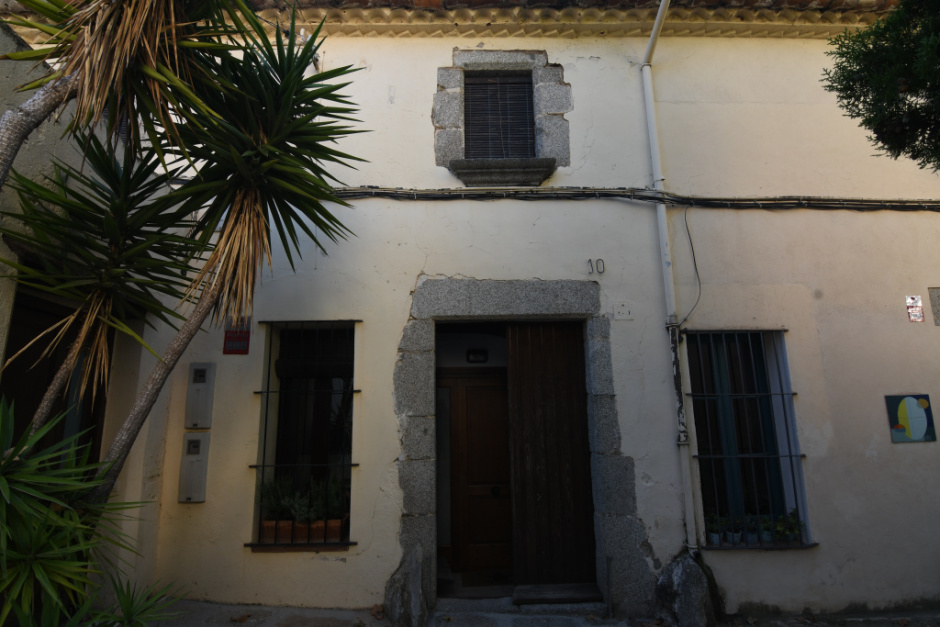 Vista de la façana d'una de les cases del carrer de l'Església. 