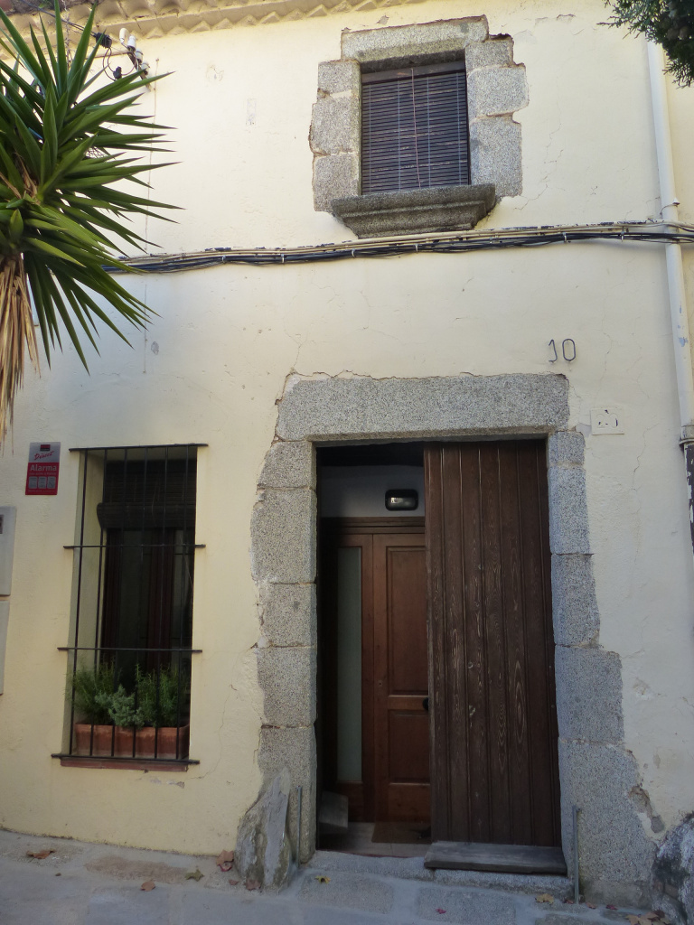 Detall d'una de les façanes del carrer de l'Església. 