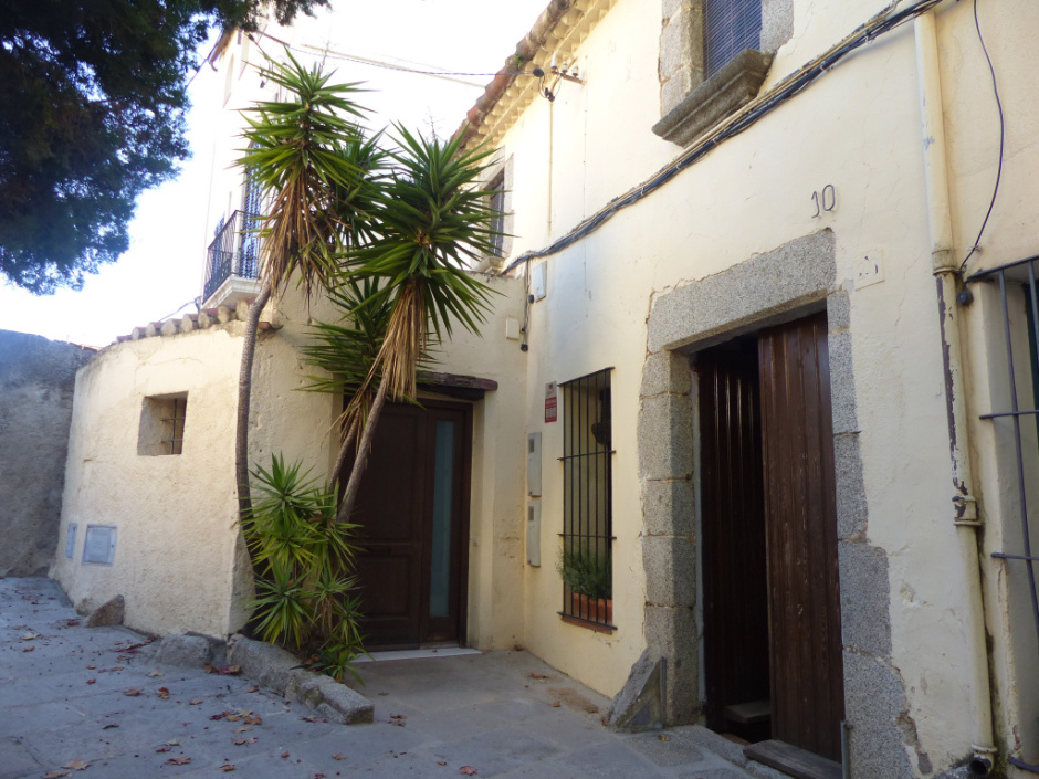 Detall d'una de les façanes del carrer de l'Església. 